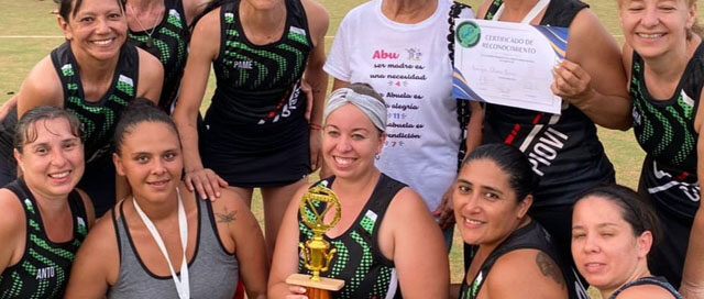 CAPIOVÍ: La municipalidad destacó el desempeño de las jugadoras de hockey